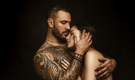 Beau couple tatoué qui baise Beau couple tatoué qui baise